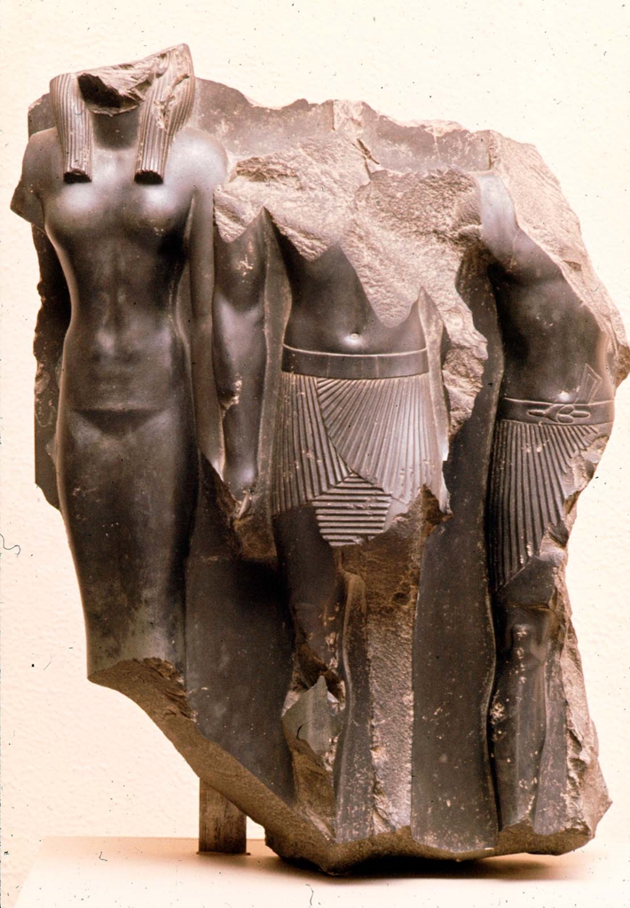 メンカウラー王と女神ハトホルと地方の女神（ノモス神）の三体像（トリアード メンカウラー、女神ハトホル、神格化されたノモスのトリアード: 古代