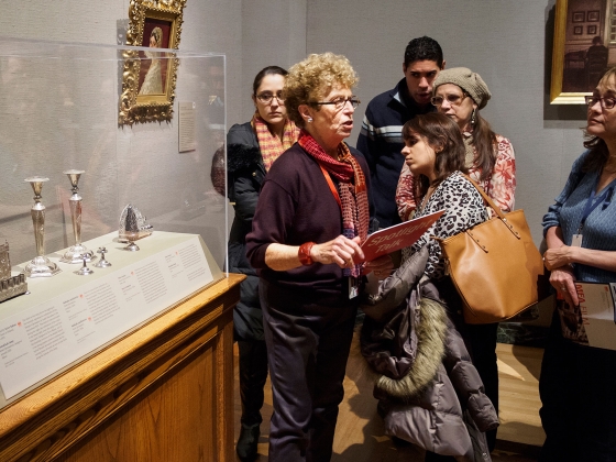 Gallery instructor leading spotlight talk about Judaica objects Gallery instructor leading spotlight talk about Judaica objects