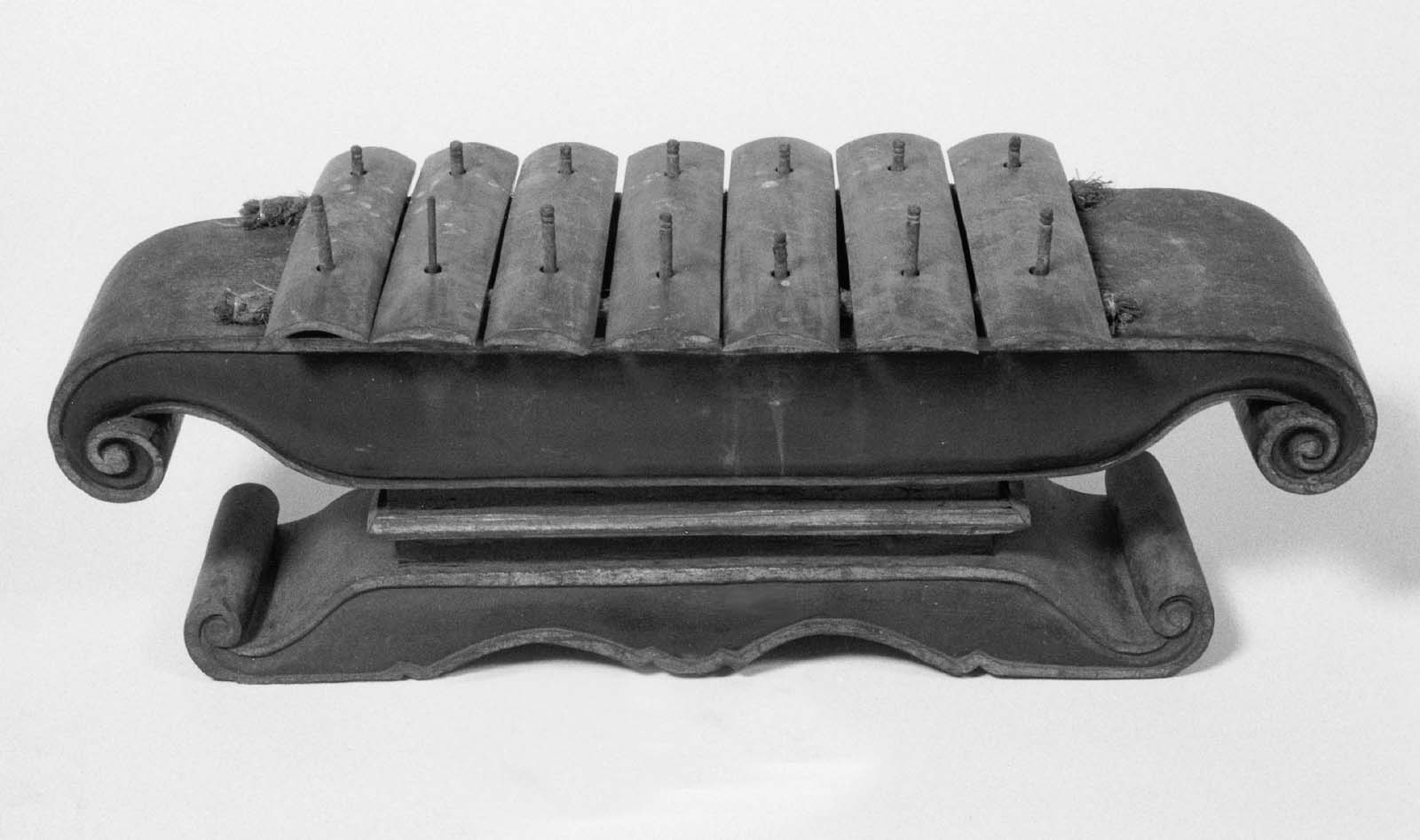 Metallophone (saron barung) Museum of Fine Arts, Boston