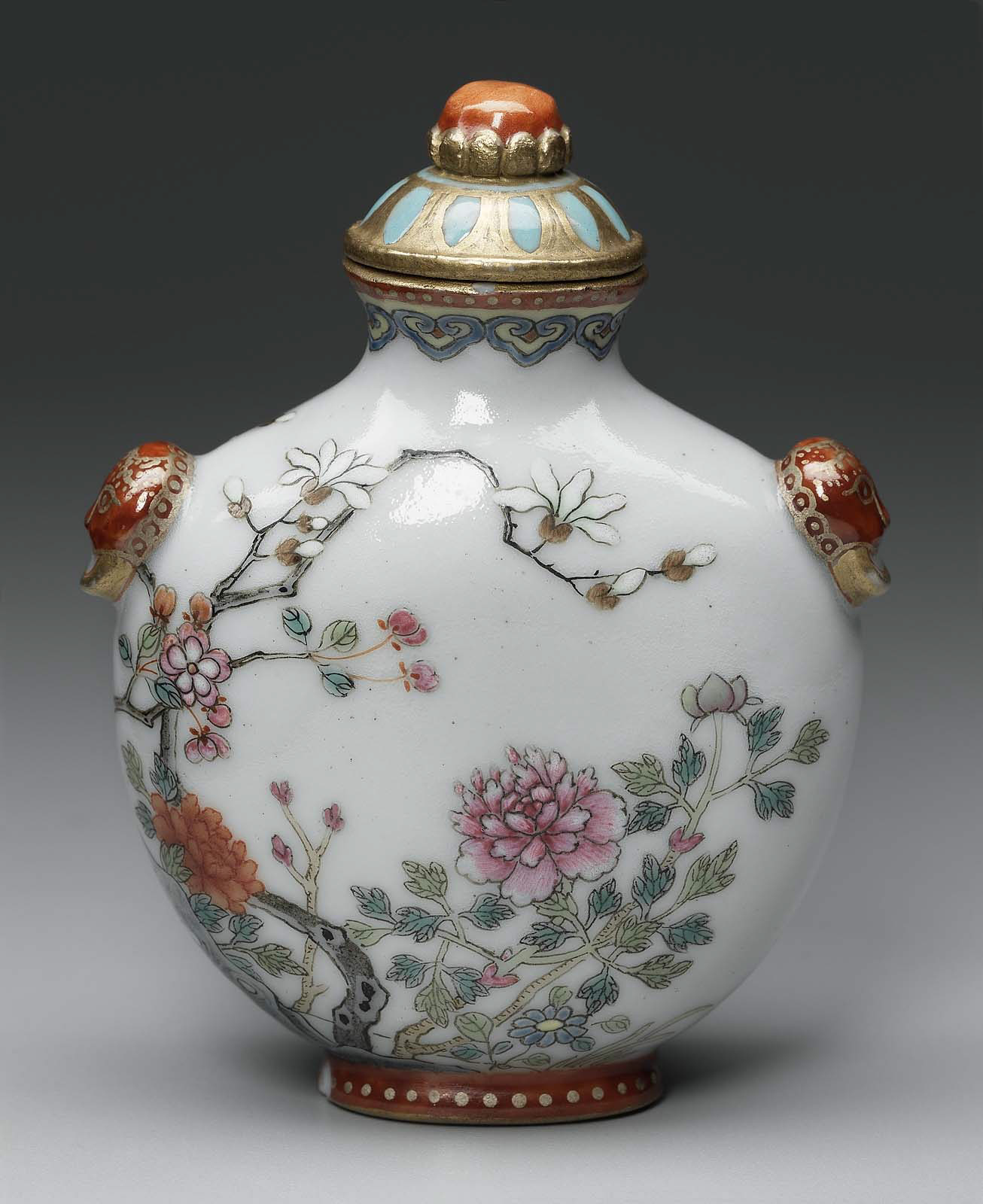 Porcelain snuff bottle with overglaze enamel decoration of a magnolia